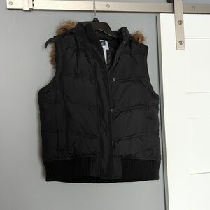 Women's GAP puffer vest. Black vest. Women's size large. Gap. Vest.